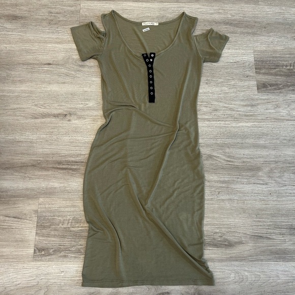 HEART & HIPS fitted short sleeve olive green dress. Front buttons. - Picture 2 of 6
